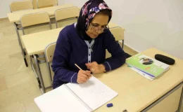 Sivas Halk Eğitim Merkezinde Okuma Yazma Eğitimi Alan Kadınlar Azimleriyle Dikkat Çekiyor