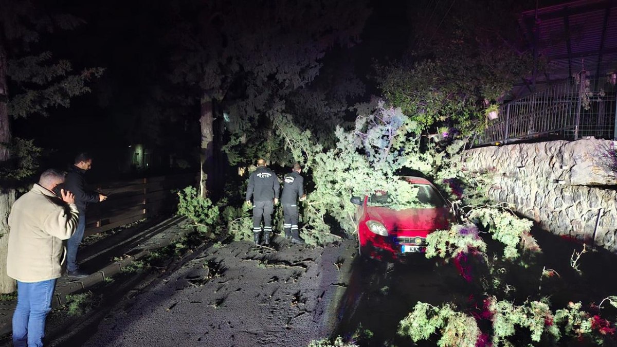 KKTC’de fırtına: Ağaçlar devrildi, çatılar uçtu
