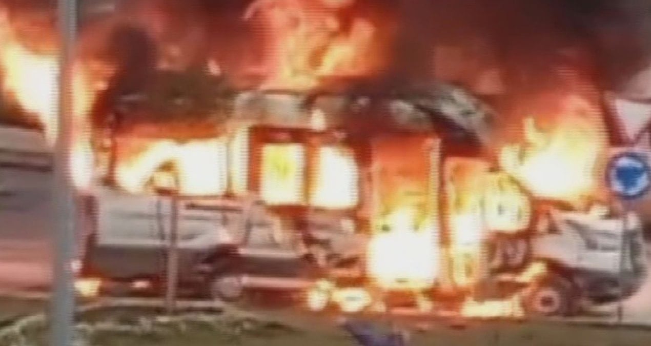 İstanbul’da servis minibüsü alev alev yandı