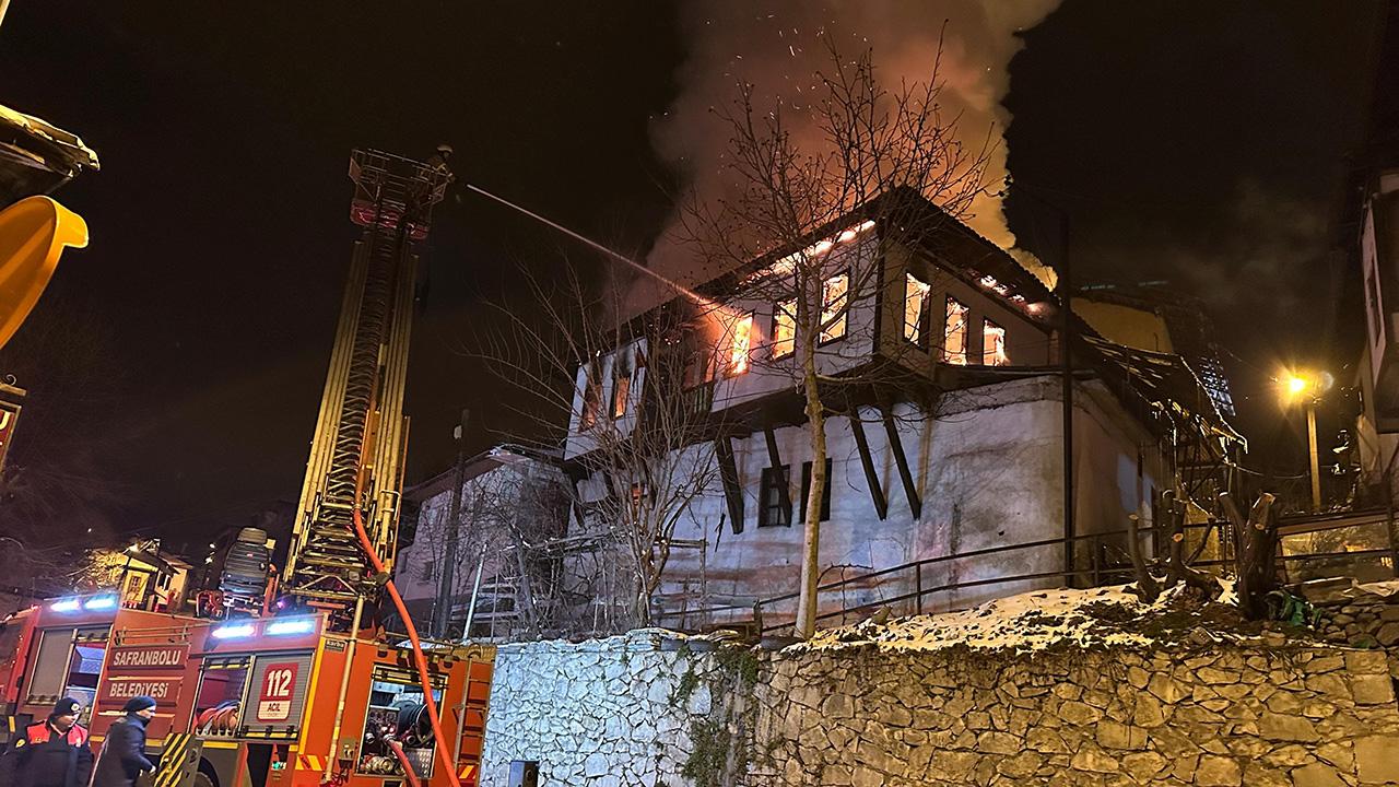 Karabük’te çıkan yangında 150 yıllık konak küle döndü