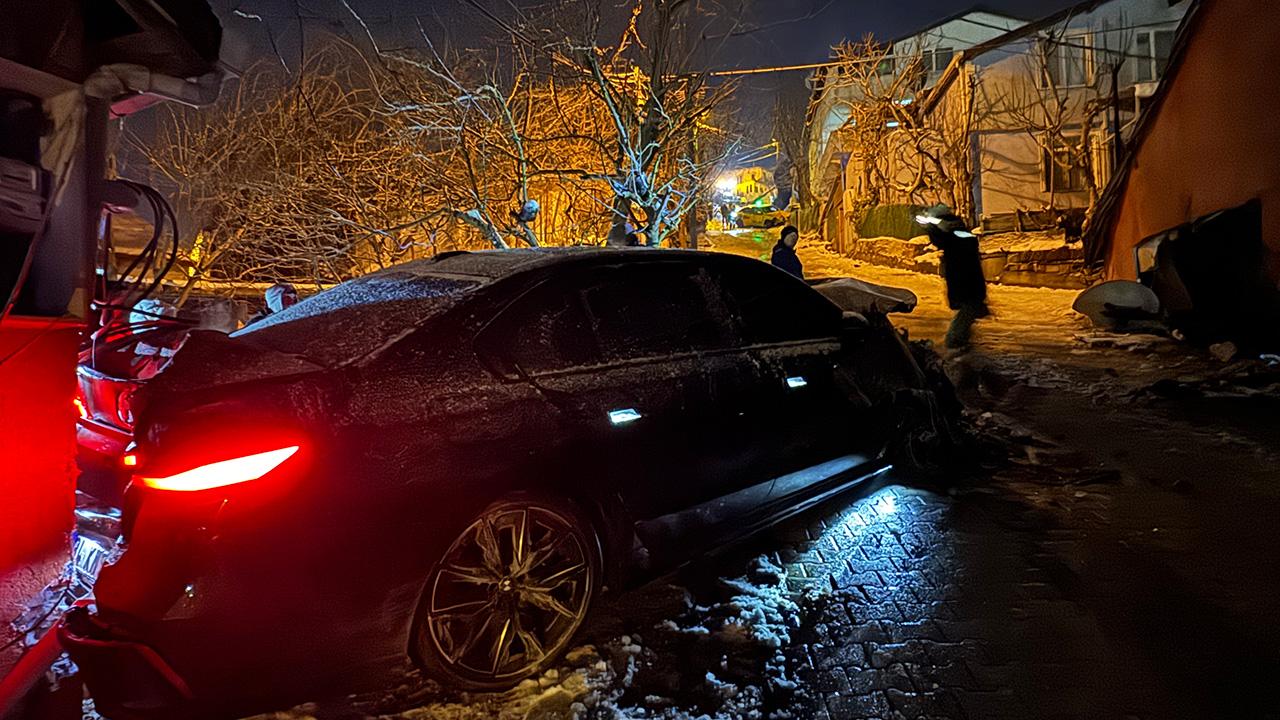 Yokuşta kayan otomobil taksiye ve evlere çarptı: O anlar kamerada